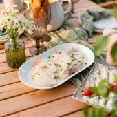 Piept de curcan sous vide cu sos de nucsoara